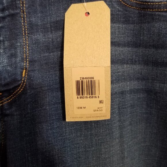 NEW Levi Women's Classic Straight Mid Rise Dark Wash Jeans, 18W - Picture 5 of 9